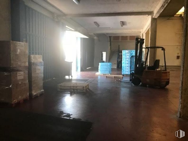 Industrial for rent at Zona Villaverde, Villaverde, Madrid, 28021 with furniture, building, wood, interior design, flooring, floor, hall, house, hardwood and gas around