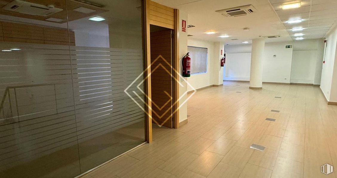 Local en alquiler en Zona Almagro, Chamberí, Madrid, 28010 con suelos, suelo, interiorismo, techo, alumbrado, puerta, material compuesto, vidrio, suelo de baldosas y edificio comercial alrededor