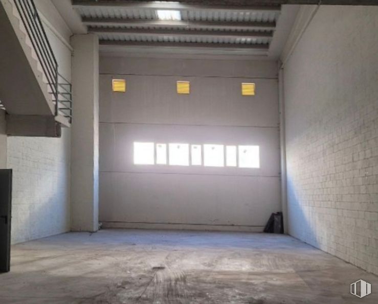 Industrial for sale at Calle Laguna del Marquesado, Villaverde, Madrid, 28021 with building, window, wood, fixture, floor, house, flooring, hall, symmetry and composite material around