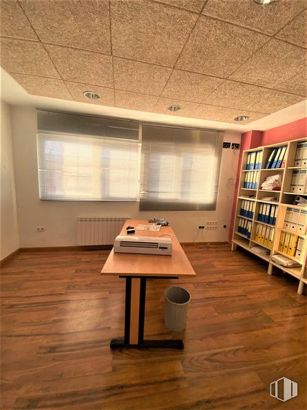 Industrial for sale at Polígono industrial Nudo Oeste, Guadalajara, 19004 with bookcase, table, window blind, shelf, building, wood, architecture, flooring, floor and hall around