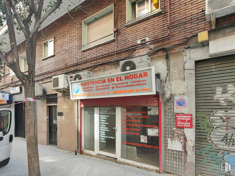 Retail for sale at Calle Cavanilles, Retiro, Madrid, 28007 with window, building, fixture, door, house, facade, road, city, tree and brick around