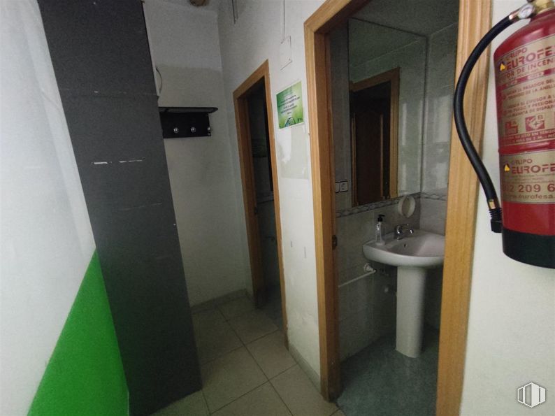 Local en alquiler en Calle Artistas, Tetuán, Madrid, 28020 con fregadero, edificio, accesorios de fontanería, extintor de incendios, grifo, accesorio, cuarto de baño, lavabo, suelo y casa alrededor