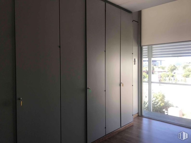 Office for rent at Zona empresarial, Alcobendas, Madrid, 28108 with wardrobe, window, cupboard, flooring, floor, door, room, glass, cabinetry and hardwood around