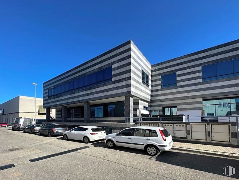 Office for sale at Calle Francisco Alonso, Alcalá de Henares, Madrid, 28806 with car, building, automotive parking light, sky, wheel, vehicle, tire, urban design, asphalt and parking around