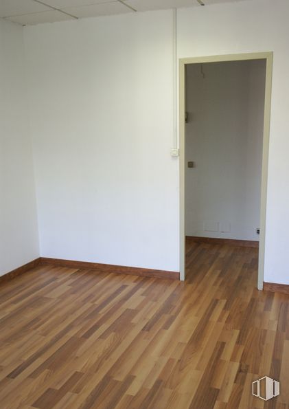 Oficina en alquiler en Calle Doctor Fleming, 6, San Sebastián de los Reyes, Madrid, 28700 con accesorio, madera, pintura, piso, tinte para madera, rectángulo, propiedad material, madera dura, suelo laminado y material compuesto alrededor