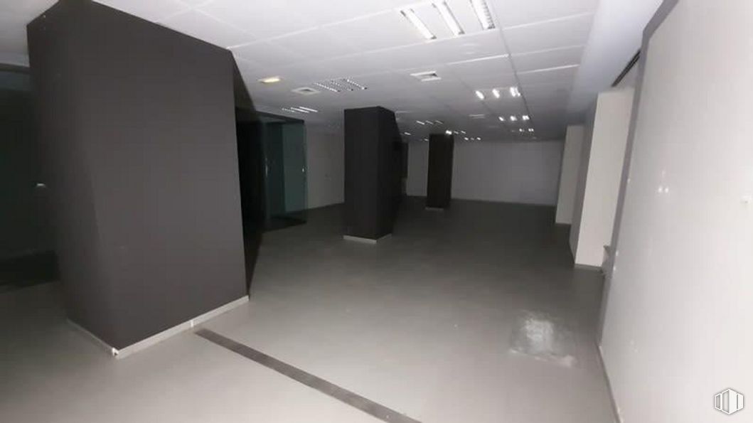 Retail for sale & for rent at Zona Acacias, Arganzuela, Madrid, 28005 with fixture, building, flooring, hall, ceiling, event, glass, light fixture, room and aluminium around