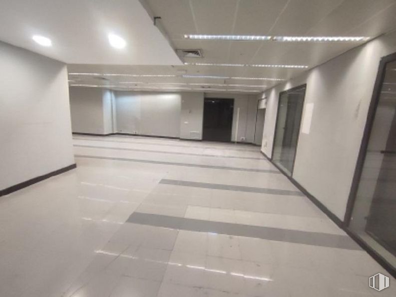 Local en venta en Plaza Constitución, 5, Getafe, Madrid, 28901 con pavimentos, piso, pasillo, accesorio, material compuesto, vidrio, hormigón, techo, evento y suelos de baldosas alrededor