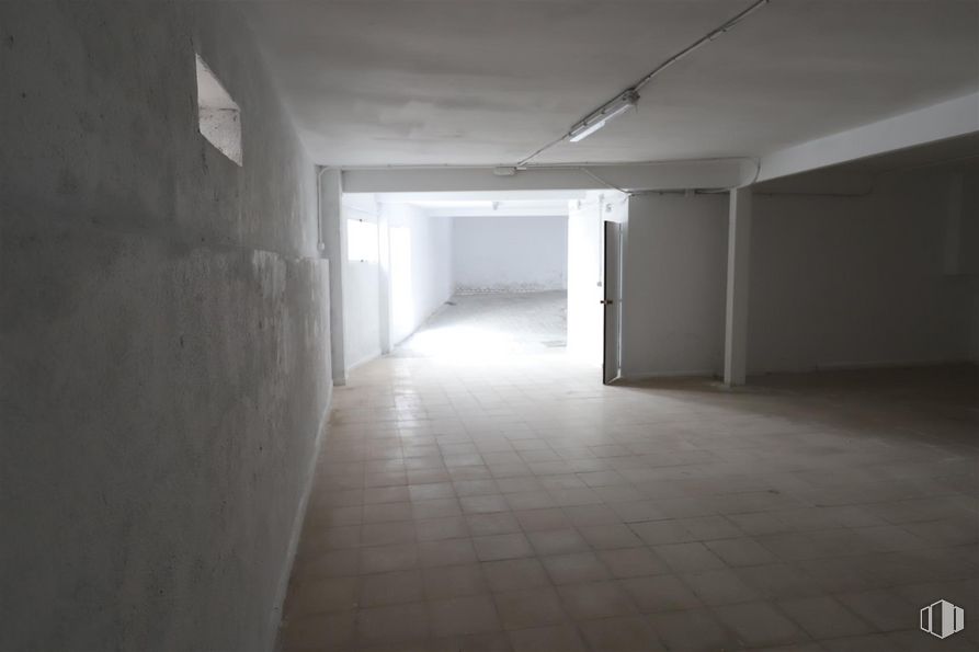 Nave en alquiler en Calle Garci-Nuño, 35, Tetuán, Madrid, 28029 con edificio, gris, suelo, accesorio, suelos, tintes y matices, material compuesto, hormigón, hall y simetría alrededor