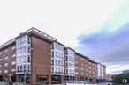 Retail for sale at Calle Astorga, 4, Ciudad Lineal, Madrid, 28017 with building, sky, window, cloud, wheel, street light, tire, urban design, residential area and neighbourhood around