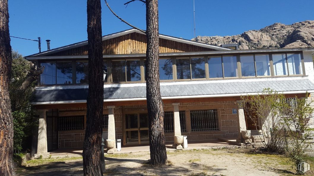 Retail for sale at Zona La Pedriza, Manzanares el Real, Madrid, 28410 with window, building, sky, plant, house, tree, wood, cottage, shade and door around