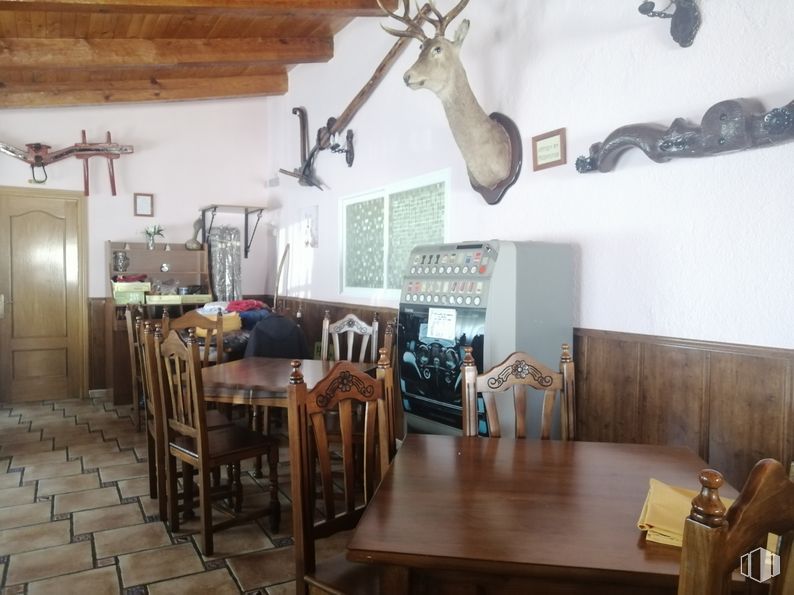 Retail for sale at Labajos, Labajos, Segovia, 40146 with chair, table, animal, furniture, property, building, picture frame, wood, house and wall around