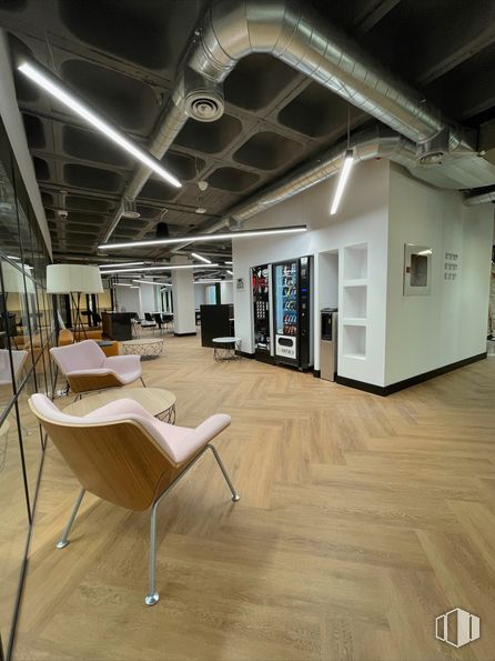 Oficina en alquiler en Calle Velázquez, 50, Salamanca, Madrid, 28001 con silla, madera, diseño automotriz, diseño de interiores, pasillo, piso, suelo, arte, techo y espacio alrededor