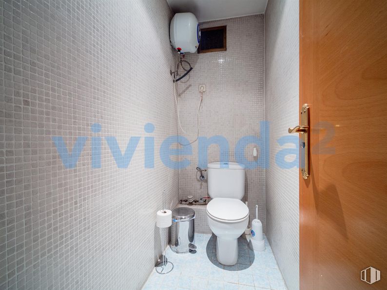 Oficina en venta en Zona Fuente del Berro, Salamanca, Madrid, 28028 con inodoro, puerta, manija de la puerta, propiedad, accesorios de fontanería, cuarto de baño, asiento del inodoro, alumbrado, accesorio y morado alrededor