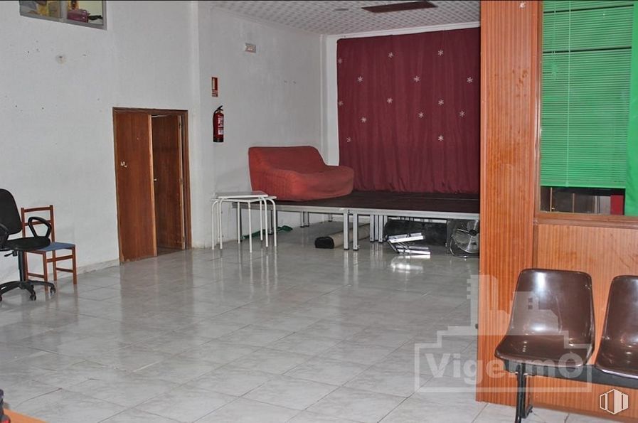 Retail for sale at Calle Ferrocarril, Torrejón de Ardoz, Madrid, 28850 with chair, window blind, furniture, wood, architecture, flooring, floor, living room, building and tile flooring around