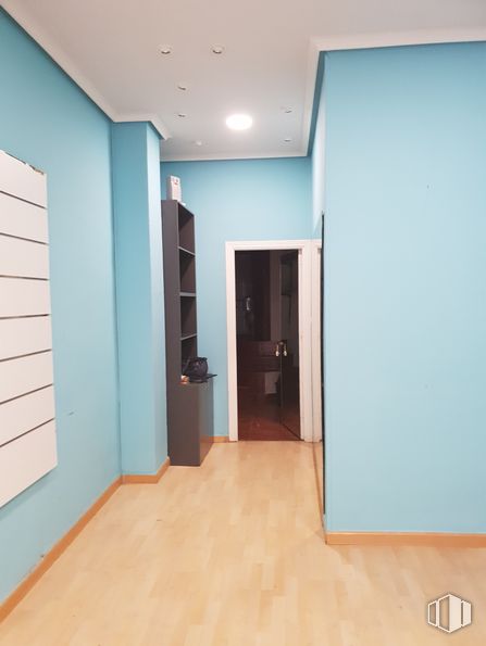 Retail for sale at Calle Trinidad, Talavera de la Reina, Toledo, 45600 with window blind, wardrobe, wood, fixture, interior design, door, paint, hall, flooring and shade around