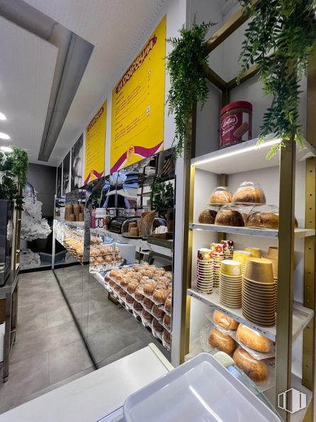 Local en alquiler en Calle Toledo, Centro, Madrid, 28005 con vajilla, mueble, venta al por menor, comida, panadería, estante, vitrina, estantería, delicadeza y comida rápida alrededor