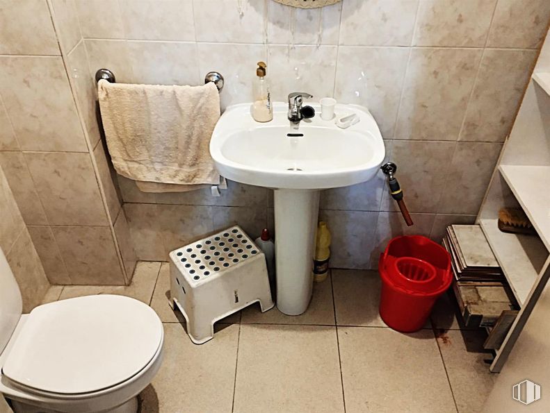 Retail for rent at Avenida Plaza Toros, 61, Aranjuez, Madrid, 28300 with toilet, towel, sink, toilet seat, bathroom, plumbing fixture, bathroom sink, flooring, floor and tap around