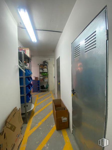 Industrial for sale at Polígono industrial Nudo Oeste, Guadalajara, 19004 with shipping box, furniture, lighting, door, floor, flooring, fixture, building, gas and ceiling around