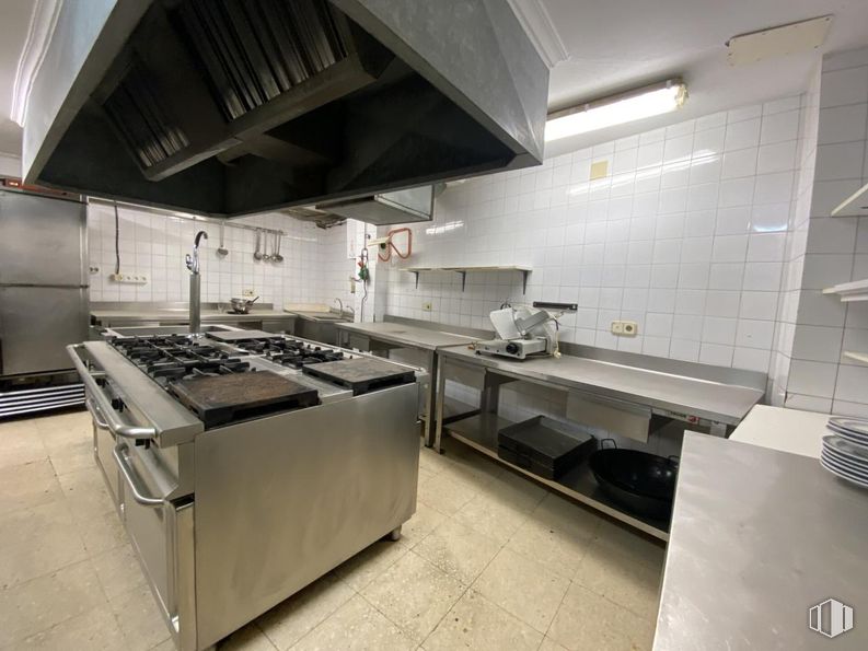 Retail for sale at Centro, Cuenca, 16001 with kitchen appliance, home appliance, gas stove, kitchen, countertop, kitchen stove, major appliance, stove, lighting and flooring around