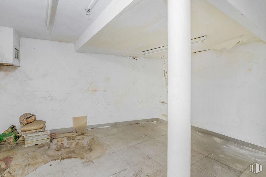 Local en alquiler y venta en Calle Moraleja, Alcorcón, Madrid, 28921 con madera, edificio, suelos, suelo, hall, madera dura, material compuesto, material de construcción, techo y beige alrededor