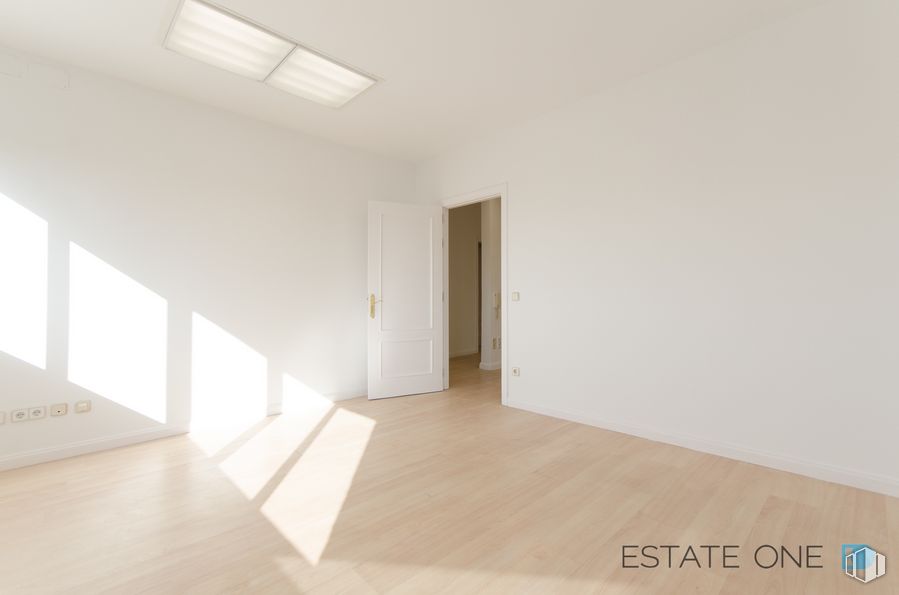 Office for rent at Calle General Oraá, Salamanca, Madrid, 28006 with lighting, door, fixture, building, wood, hall, flooring, hardwood, ceiling and composite material around