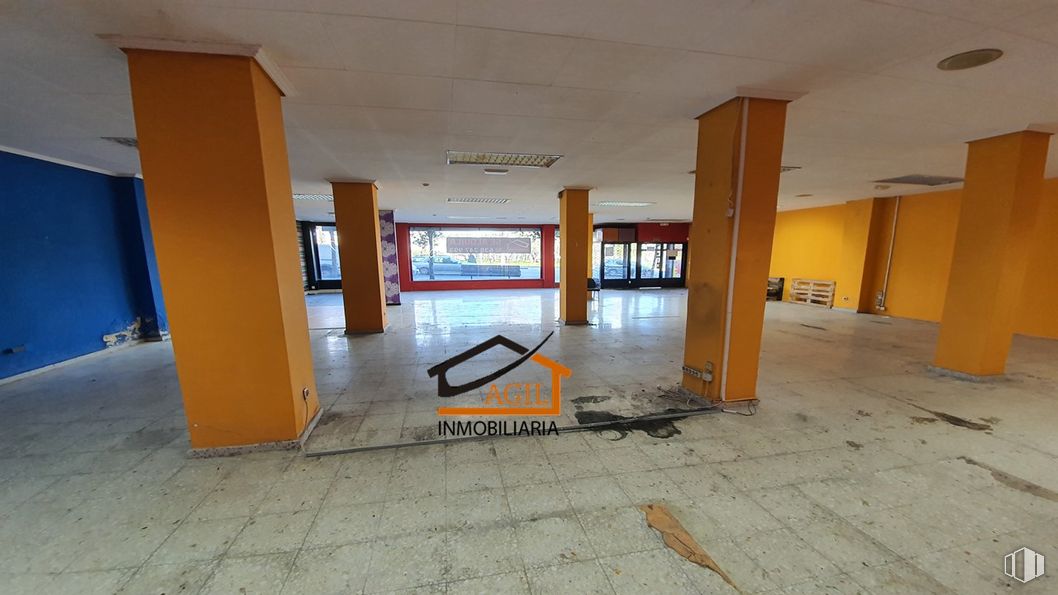 Retail for rent at Avenida Juan Carlos I, Leganés, Madrid, 28912 with window, building, fixture, interior design, flooring, floor, hall, real estate, ceiling and city around