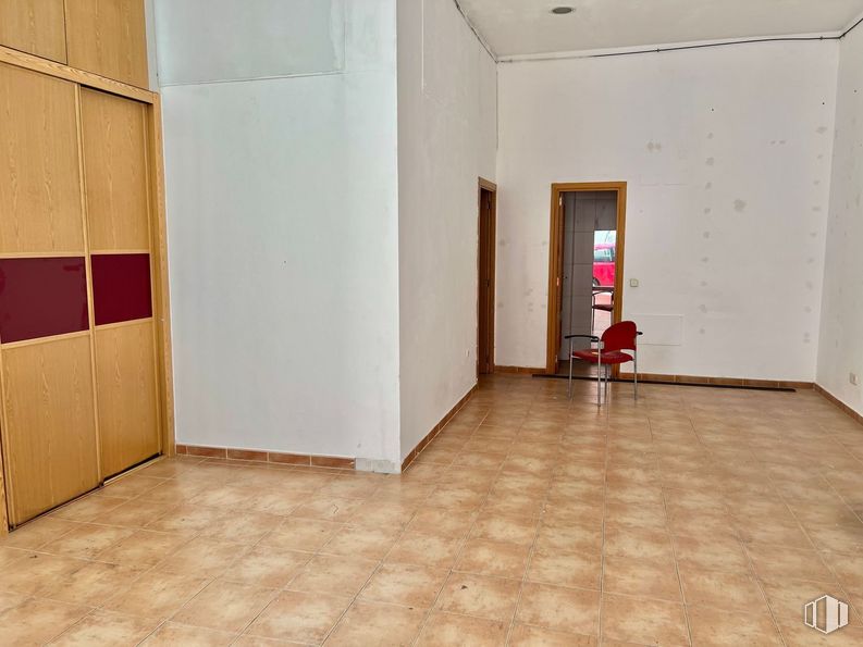 Retail for rent at Calle Fuente, 17, Collado Villalba, Madrid, 28400 with wardrobe, wood, fixture, hall, interior design, flooring, floor, ceiling, hardwood and door around