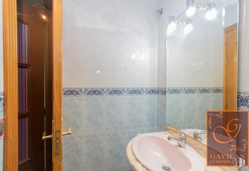 Local en venta en Calle San Juan, Daganzo de Arriba, Madrid, 28814 con fregadero, marrón, espejo, grifo, accesorios de fontanería, lavabo, cuarto de baño, accesorio, madera y alumbrado alrededor