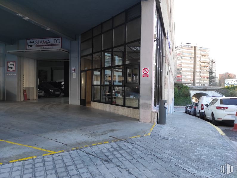 Nave en alquiler en Calle Manuel Tovar, Fuencarral - El Pardo, Madrid, 28034 con coche, edificio, neumático, rueda, vehículo, arquitectura, superficie de carretera, asfalto, iluminación automotriz y ventana alrededor