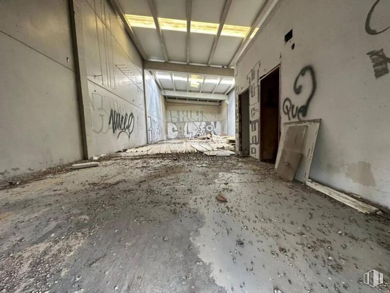 Industrial for sale at Polígono industrial El Viso de San Juan, El Viso de San Juan, Toledo, 45215 with door, wood, floor, flooring, fixture, composite material, concrete, ceiling, building and hall around