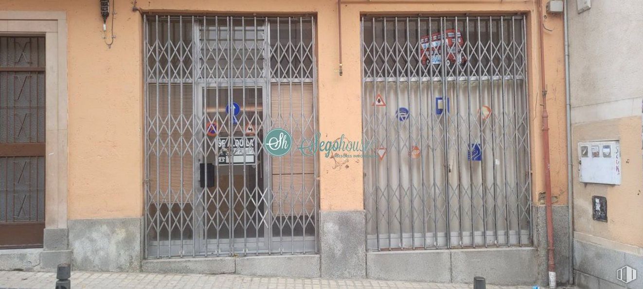 Local en alquiler en Zona Acueducto, Segovia, 40001 con ventana, accesorio, madera, fuente, fachada, gas, puerta, puerta de casa, vidrio y metal alrededor