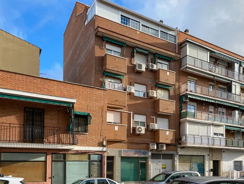 Local en venta en Calle Conde Rodríguez San Pedro, 31, Puente de Vallecas, Madrid, 28053 con edificio, ventana, cielo, coche, luz de estacionamiento automotriz, neumático, nube, vehículo, diseño urbano y barrio alrededor