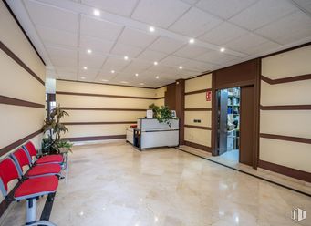 Oficina en venta en Zona Auditorio, Las Rozas de Madrid, Madrid, 28230 con mueble, planta de interior, suelos, interiorismo, suelo, techo, alumbrado, vestíbulo, hall y suelo de baldosas alrededor