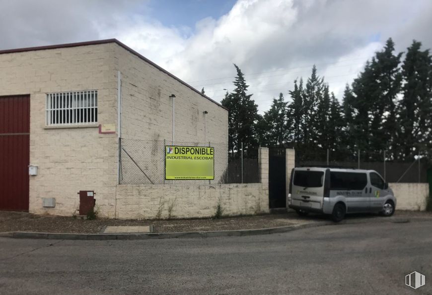 Nave en alquiler en Calle León, Arganda del Rey, Madrid, 28500 con camioneta, ventana, luz de estacionamiento automotriz, nube, cielo, vehículo, asfalto, vehículo de motor, coche y árbol alrededor