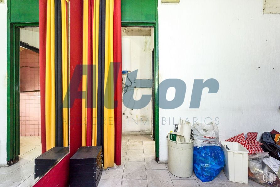 Local en venta en Calle Marqués Urquijo, Moncloa - Aravaca, Madrid, 28008 con equipaje y bolsos, productos envasados, edificio, puerta, gas, tintes y tonos, madera, fachada, casa y puerta de casa alrededor