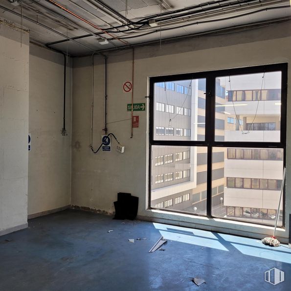 Industrial for sale at Calle María Tubau, Fuencarral - El Pardo, Madrid, 28050 with wall, ceiling, floor, flooring, interior design, composite material, glass, daylighting, building material and design around