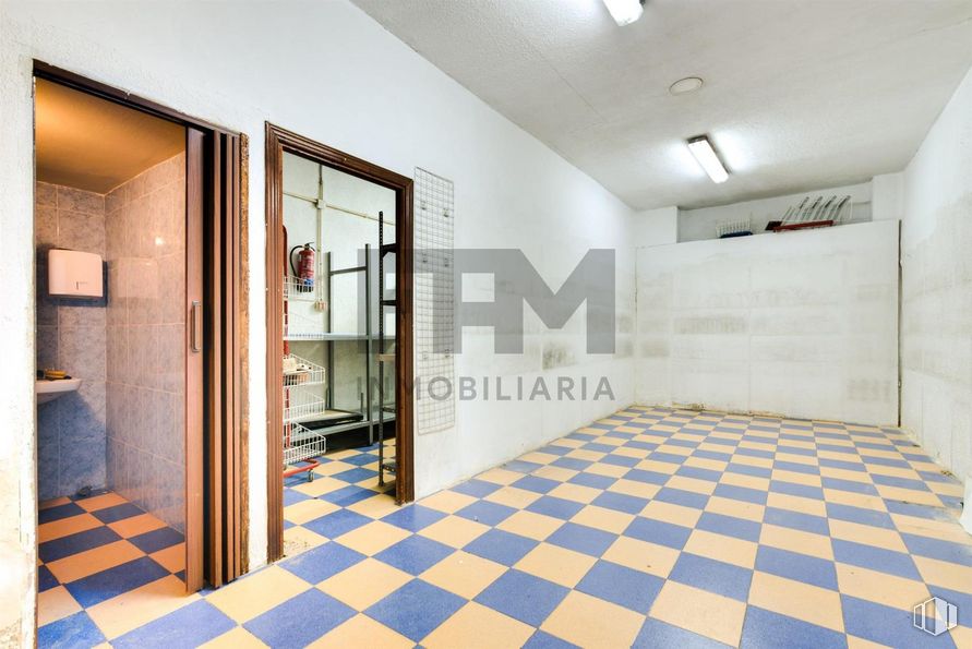 Local en venta en Zona Bravo Murillo, Tetuán, Madrid, 28039 con propiedad, accesorio, interiorismo, suelo de baldosas, hall, arquitectura, suelos, suelo, pared y madera alrededor