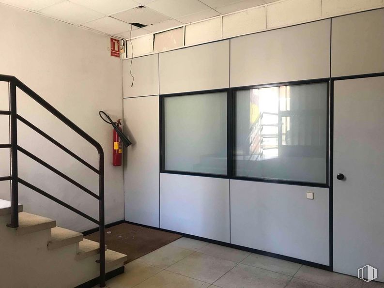 Nave en alquiler y venta en Zona empresarial, San Blas - Canillejas, Madrid, 28037 con accesorio, interiorismo, suelos, suelo, techo, vidrio, hall, espacio, evento y metal alrededor