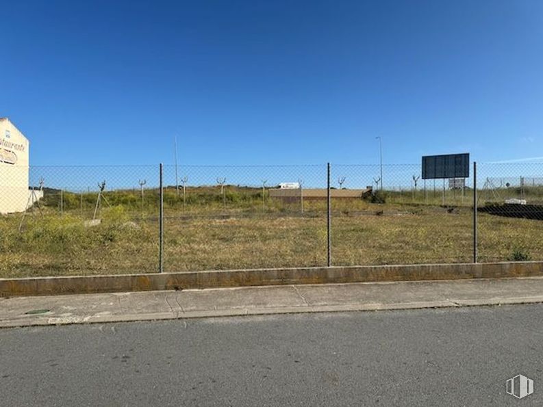 Suelo en venta en Calle Pineda, El Barco de Ávila, Ávila, 05600 con cielo, planta, asfalto, superficie de la carretera, lote de terreno, línea eléctrica aérea, valla, electricidad, alambrada y pendiente alrededor