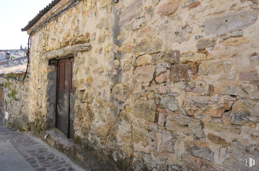 Retail for sale at Calle Cuesta, El Molar, Madrid, 28710 with door, plant, stone wall, facade, building, window, road surface, landscape, rock and cobblestone around