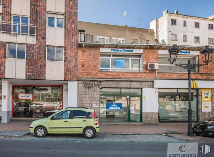 Local en alquiler en Avenida Portugal, Ávila, 05001 con coche, edificio, ventana, neumático, vehículo, rueda, cielo, planta, vehículo de motor y aparcamiento alrededor