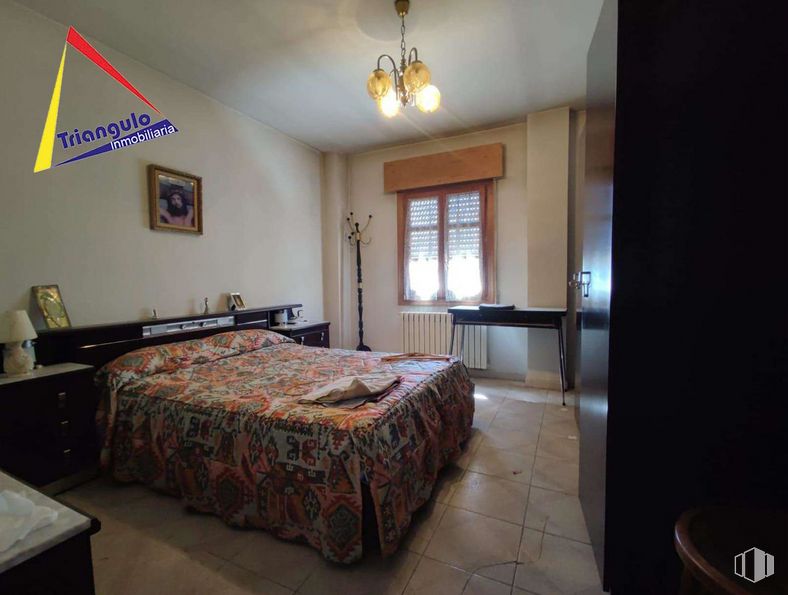 Retail for sale at Calle Tejedores, Segovia, 40004 with bed, lighting, window, table, building, furniture, wood, picture frame, bed frame and house around