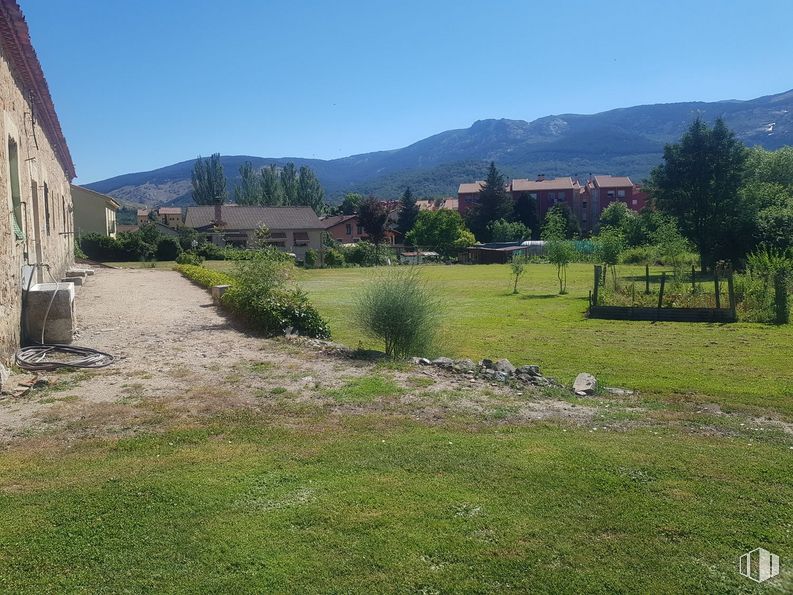 Suelo en venta en La Granja, San Ildefonso, Segovia, 40100 con edificio, cielo, planta, montaña, árbol, paisaje natural, ventana, lote de tierra, casa y hierba alrededor