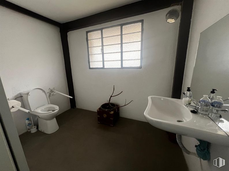 Industrial for sale at Urbanización Casablanca, Collado Villalba, Madrid, 28400 with window, toilet, sink, plumbing fixture, tap, fixture, interior design, architecture, bathroom and bathroom sink around