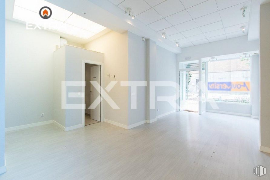 Retail for sale & for rent at Plaza San Amaro, Tetuán, Madrid, 28020 with property, building, interior design, fixture, floor, flooring, door, real estate, ceiling and house around