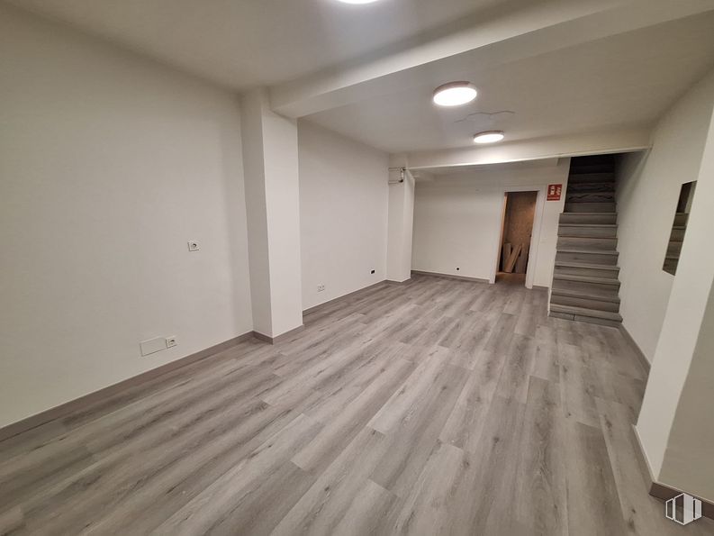 Retail for rent at Zona Ríos Rosas, Chamberí, Madrid, 28003 with light fixture, door, lighting, flooring, floor, wood flooring, wood, interior design, laminate flooring and ceiling around