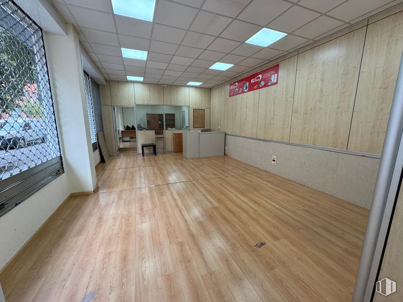 Retail for rent at Calle Unanimidad, Villaverde, Madrid, 28041 with window, wood, hall, fixture, flooring, floor, hardwood, ceiling, wood stain and laminate flooring around