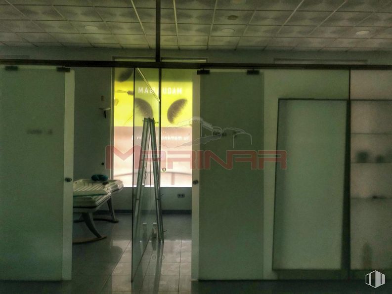 Retail for sale & for rent at Zona Las Aves-Jardín de Oñate, Aranjuez, Madrid, 28300 with building, fixture, door, flooring, tints and shades, symmetry, automotive exterior, vehicle door, glass and ceiling around