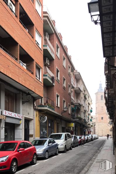 Retail for sale at Calle Luis Jiménez, 6, Talavera de la Reina, Toledo, 45600 with car, building, land vehicle, tire, wheel, vehicle, property, sky, window and infrastructure around