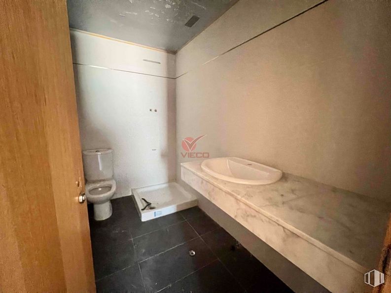 Retail for sale at Centro, Cuenca, 16004 with toilet, sink, plumbing fixture, bathroom, bathtub, fixture, wood, interior design, flooring and floor around